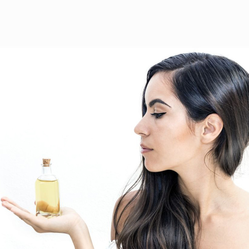 يستعمل السيروم على الشعر عمومة ليعطيه لمعة صحية وطبيعية