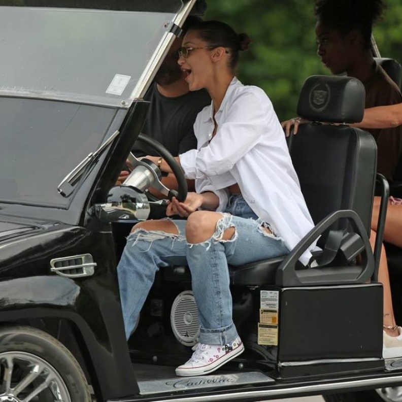 بيلا حديد تقضي أوقاتاً ممتعة برفقة صديقاتها في ميامي