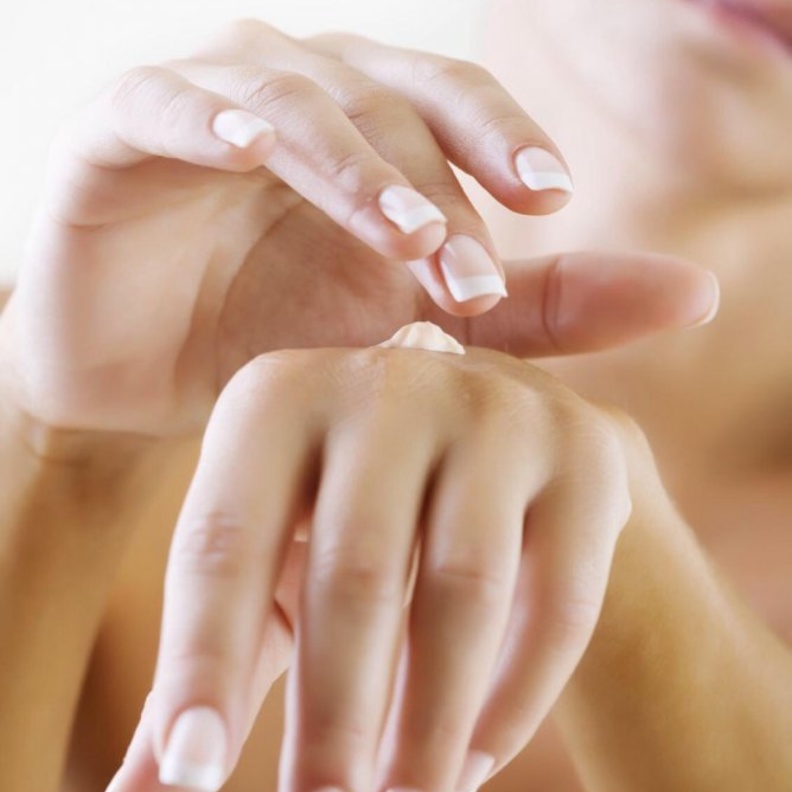 جفاف منطقة البشرة المحيطة بالأظافر