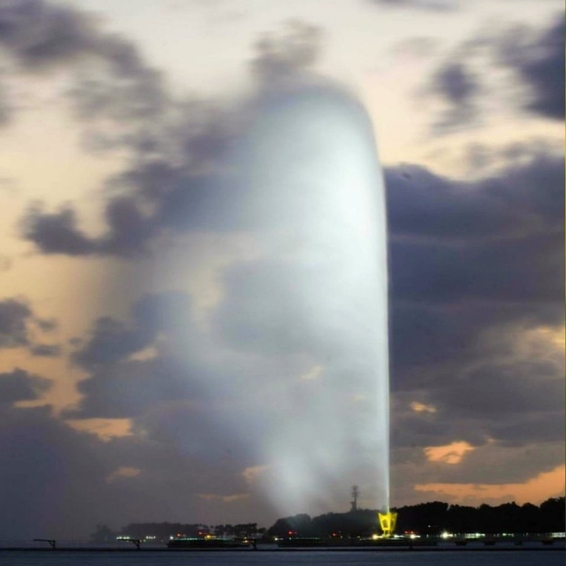 نافورة جدة يمكن مشاهدتها من أي مكان في داخل مدينة جدة ولقد أصبحت منذ افتتاحها تتمتع بشهرة وشعبية كبيرة