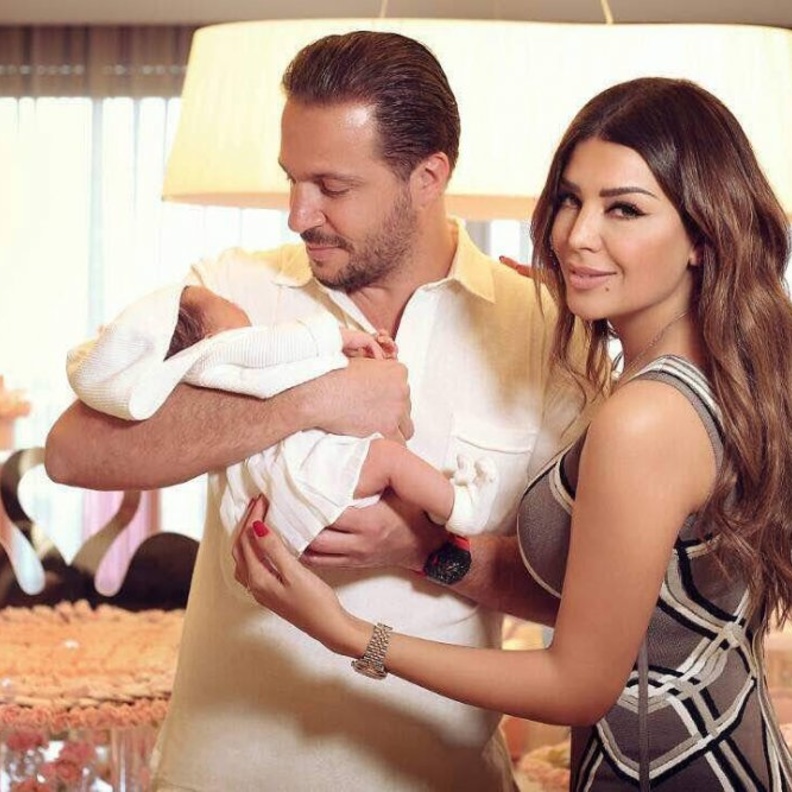 أمل بوشوشة وزوجها وطفلتهما