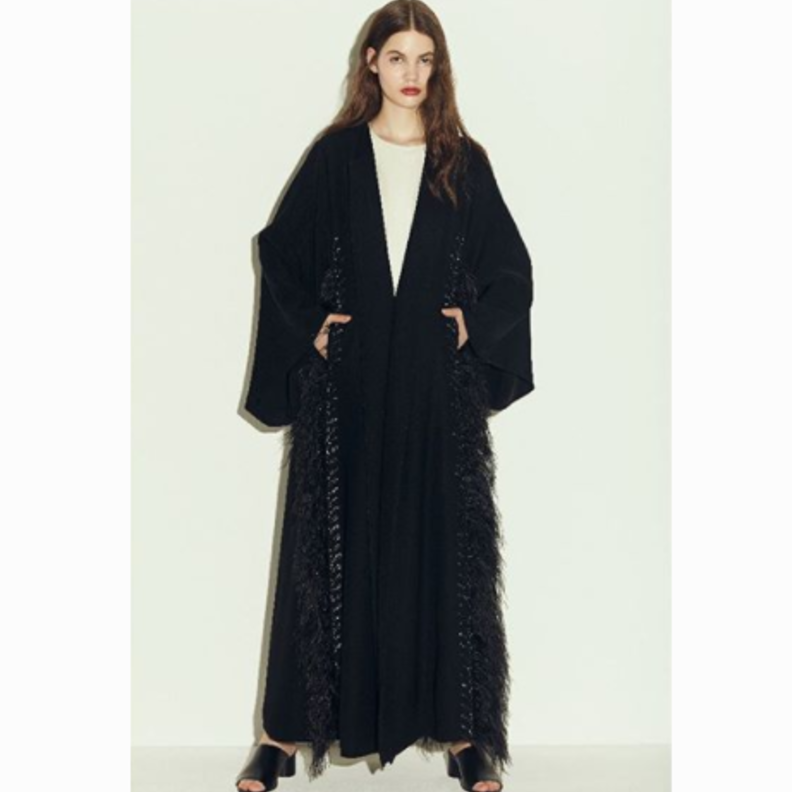 عباية ناعمة وراقية بلون كلاسيكي من موزان