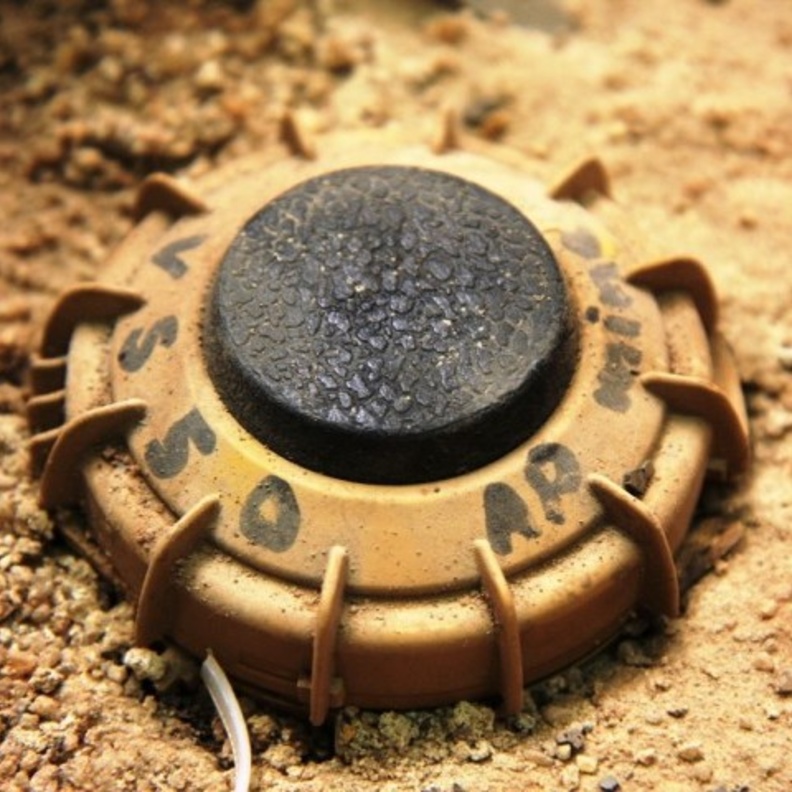 طالبة سعودية تبتكر كاسحة ألغام