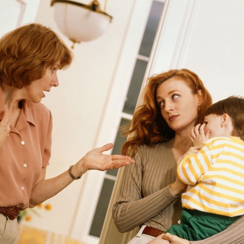 كيفية التعامل مع غيرة أم الزوج.