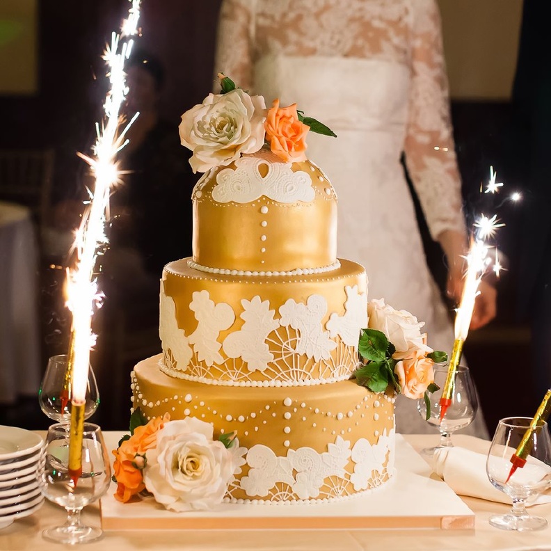 قاعدة الكيك يجب ان تكون كريستال او باللون الذهبي