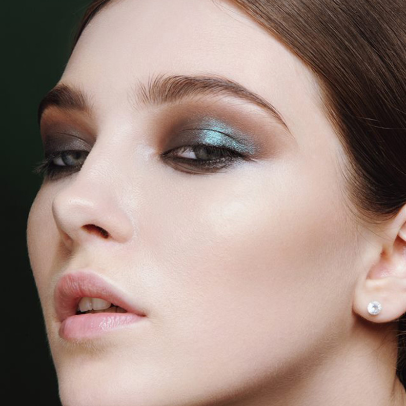 مكياج عيون اخضر بمناسبة اليوم الوطني الاماراتي