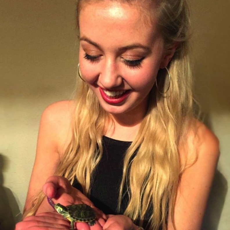 نجاة شابة بأعجوبة من هجوم تمساح