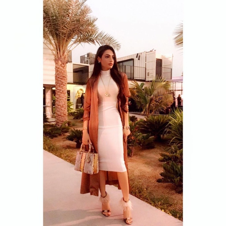 الفاشينيستا مثايل العلي لا تتخلى عن الحجاب الابيض