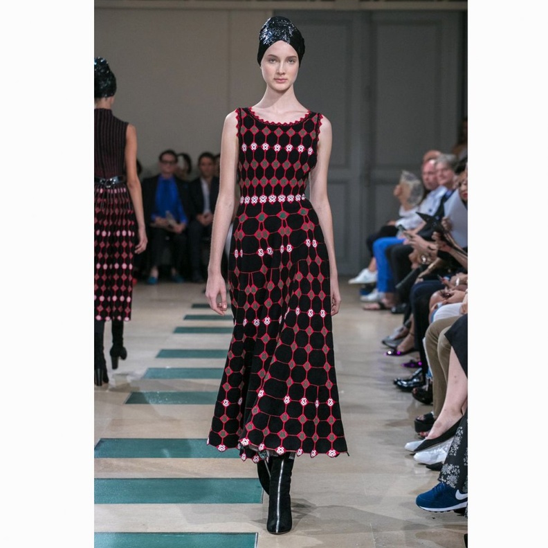 فستان مطبع بالورود من عز الدين عليا