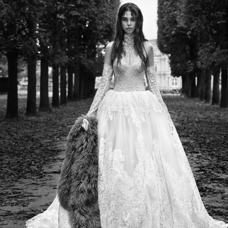 فستان من ايلي صعب