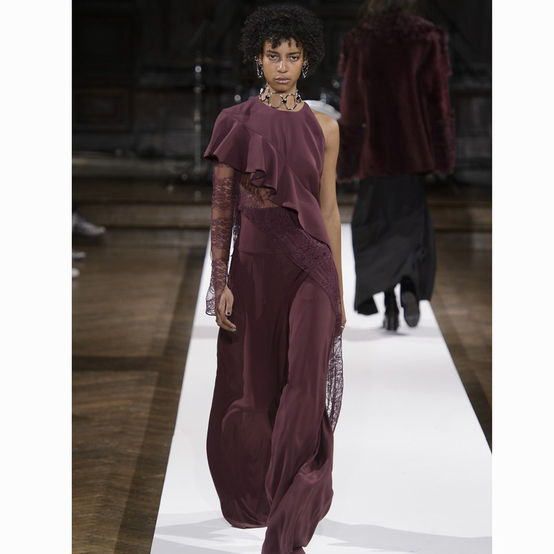 veronique branquinho لون زاقي وتنسيق ناعم وأنثوي