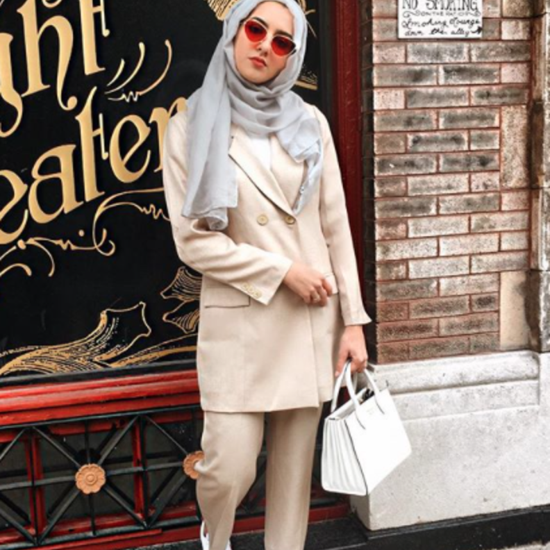 رقي وأناقة باطلالة كاملة بالأسود مع حقيبة خضراء وحذاء ميتاليك