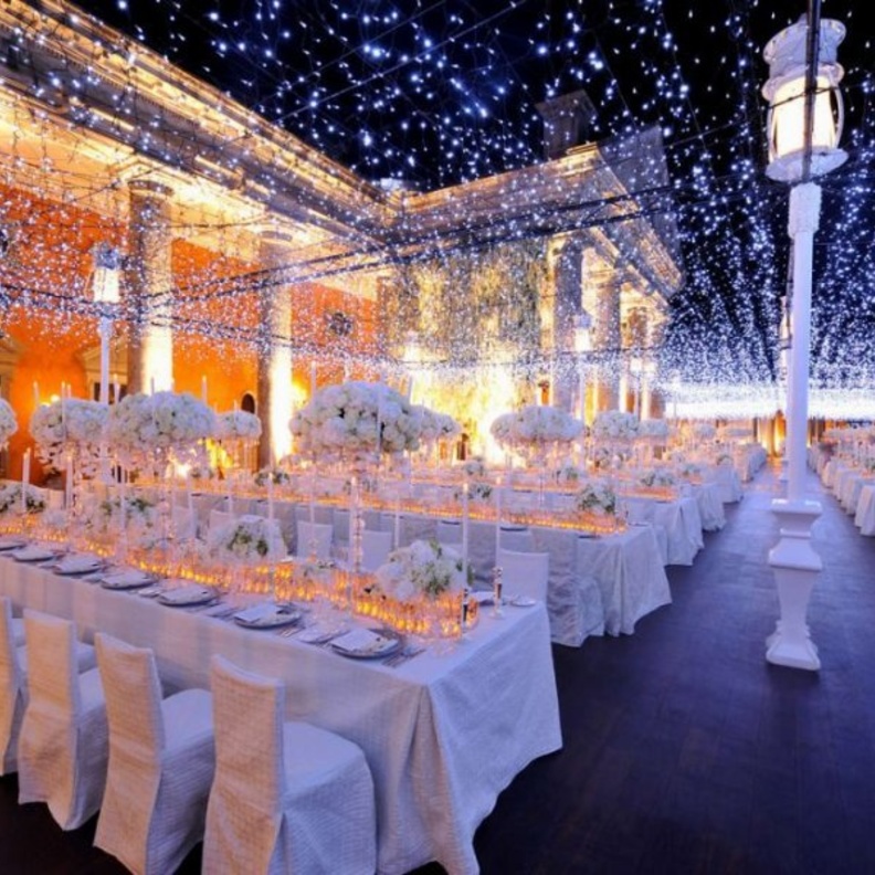 زينة مميزة حول كيك الزفاف