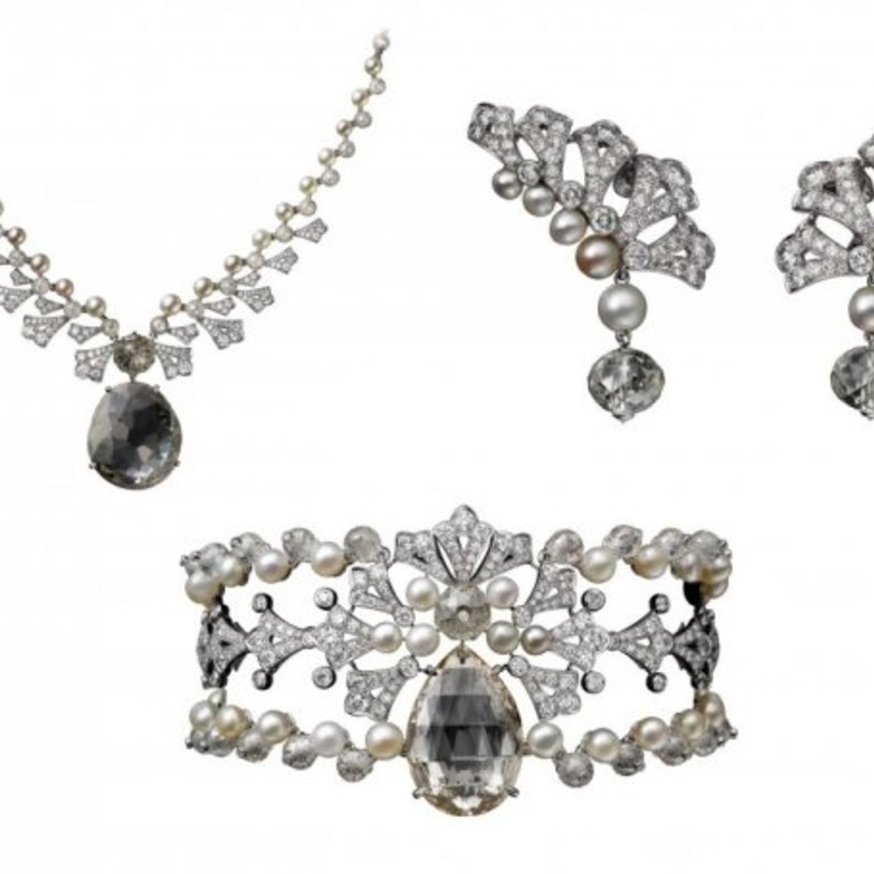 طقم من ديور من البلاتين والالماس.