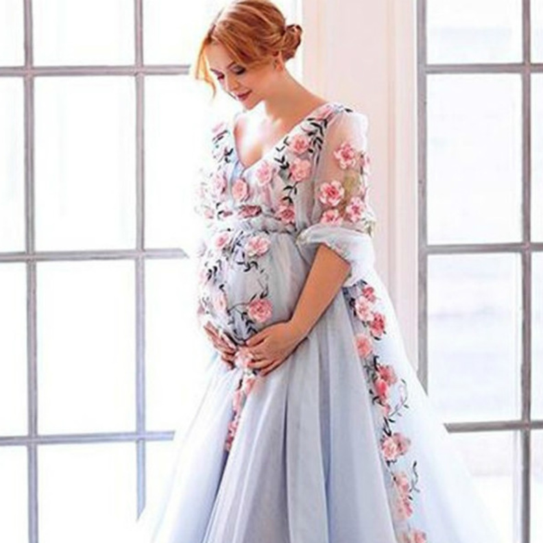 تسريحات الشعر المناسبة مكملة لأناقة فساتين السهرة للحوامل