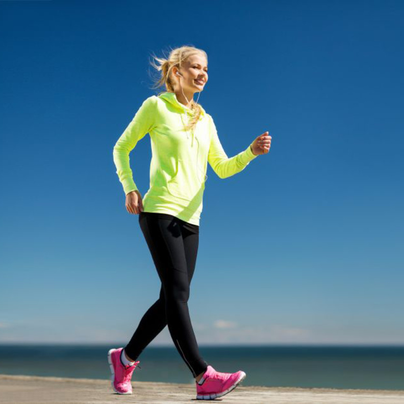 يمكنك حمل بعض الأوزان الخفيفة أثناء المشي لحرق المزيد من السعرات الحرارية