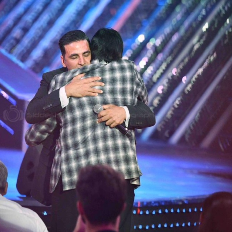 كيف تسبب أكشاي كومار في إحراج أميتاب باتشان؟