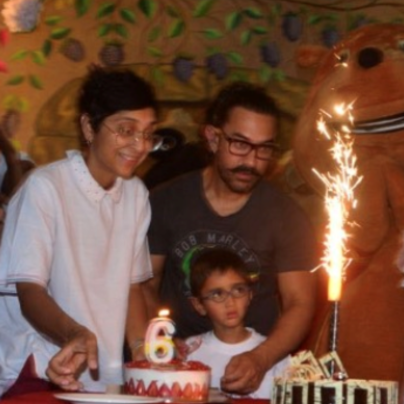 عائلة عامر خان تحتفل بعيد آزاد خان