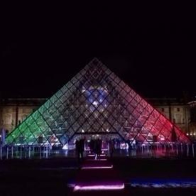 متحف اللوفر باريس يتزين بعلم الإمارات ويحتضن حفلا إماراتيا