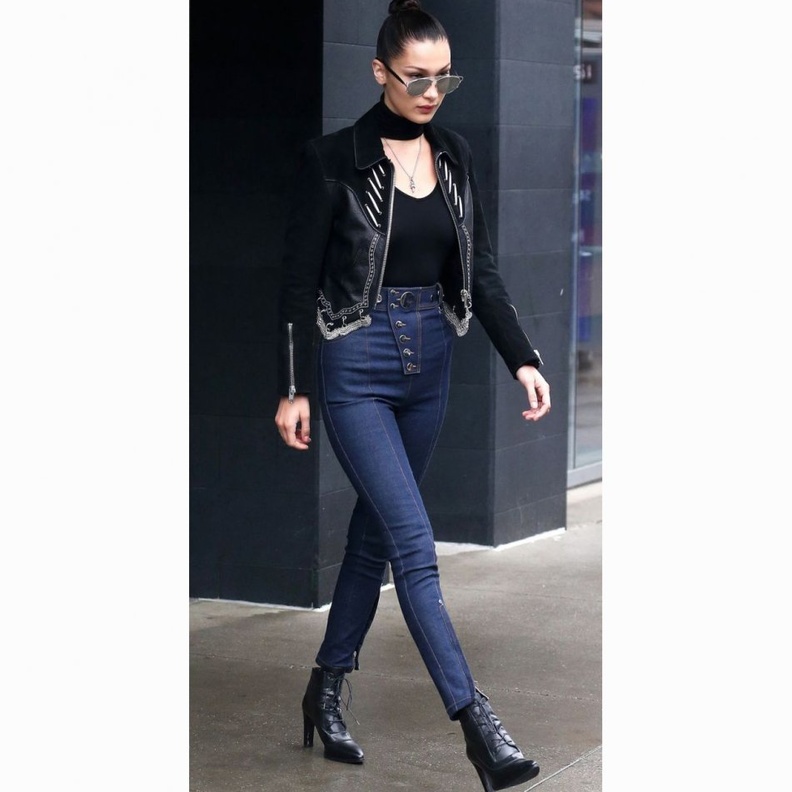 جريئة باعتمادها الجينز الملفت والمواكب للموضة مع الحذاء الأبيض الرائج.