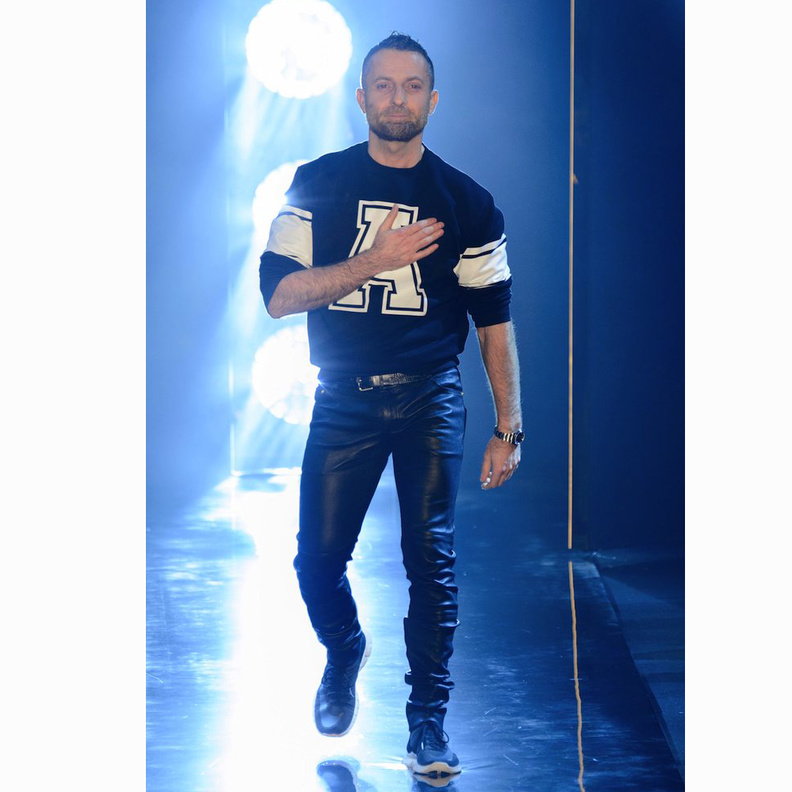 كارا ديليفينغ في لوك عصري مميزة من الكسندر فوتيه.