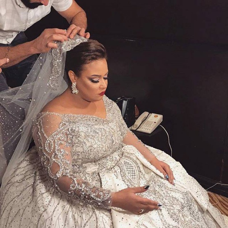 عريس كارين غراوي زين الارض بالورود على شكل قلب