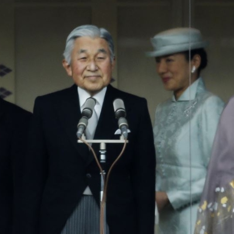 إمبراطور اليابان يعلن تنازله عن العرش