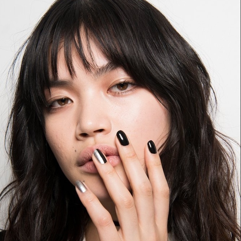 الوان اظافر ملونة بشكل هندسي ونصفي