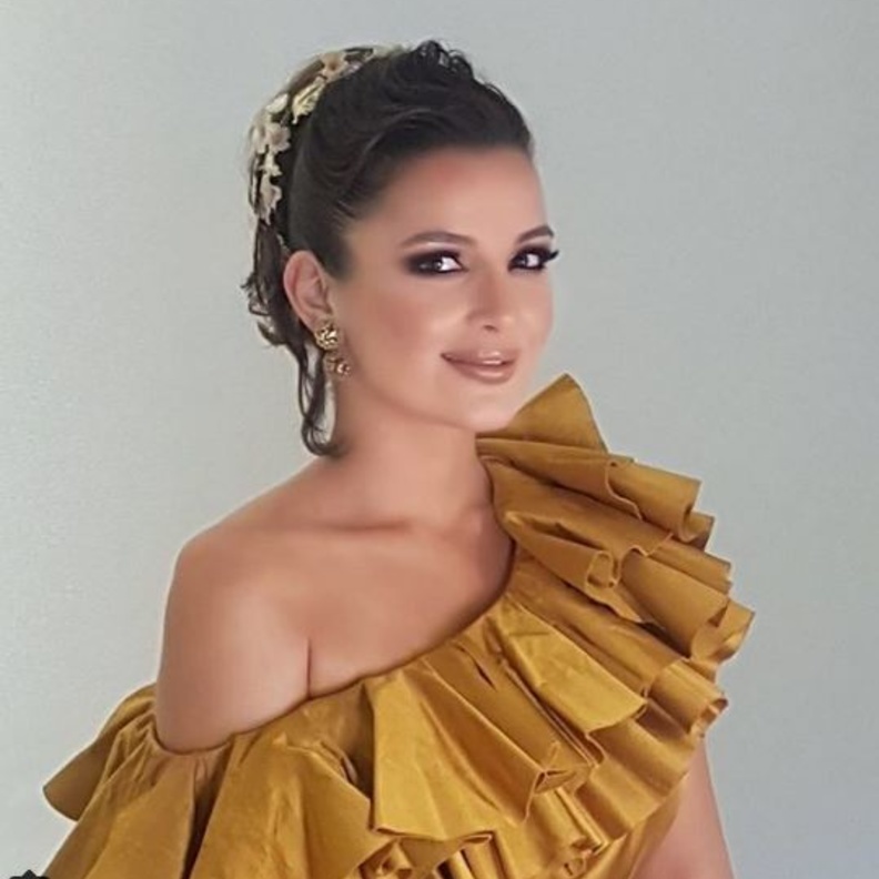 شام ابنة اصالة بالمكياج