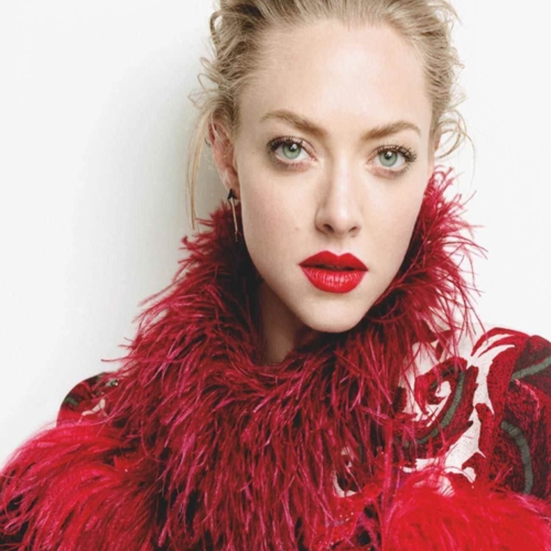 اماندا سيفريد ‏لا تتردد بتمرير اللون الاسود على الشفاه