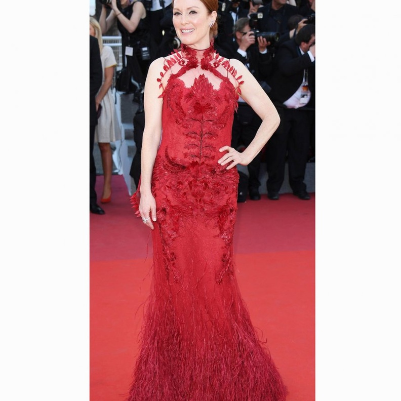 جوليان مور ‏Julianne Moore‏ بفستان متألق مع الريش من كالفين كلاين ‏Calvin Klein