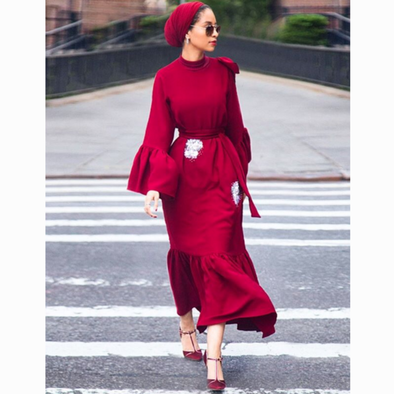 صوفيا غودسون في فستان رائع من قماش الشيفون باللون الزهري التفاحي