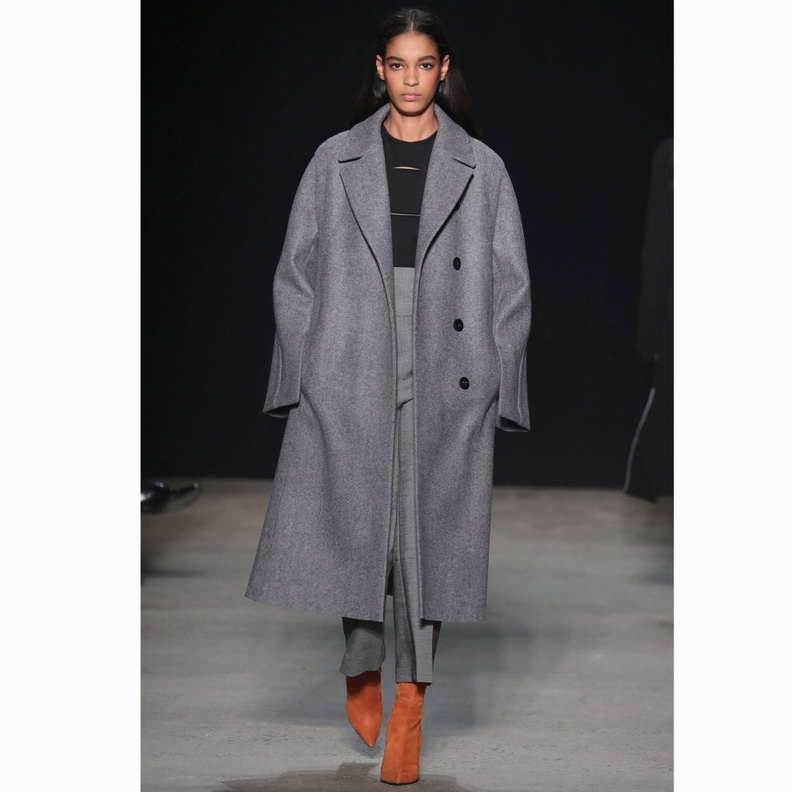 معاطف رمادية مع المخمل من ‏ Dennis Basso