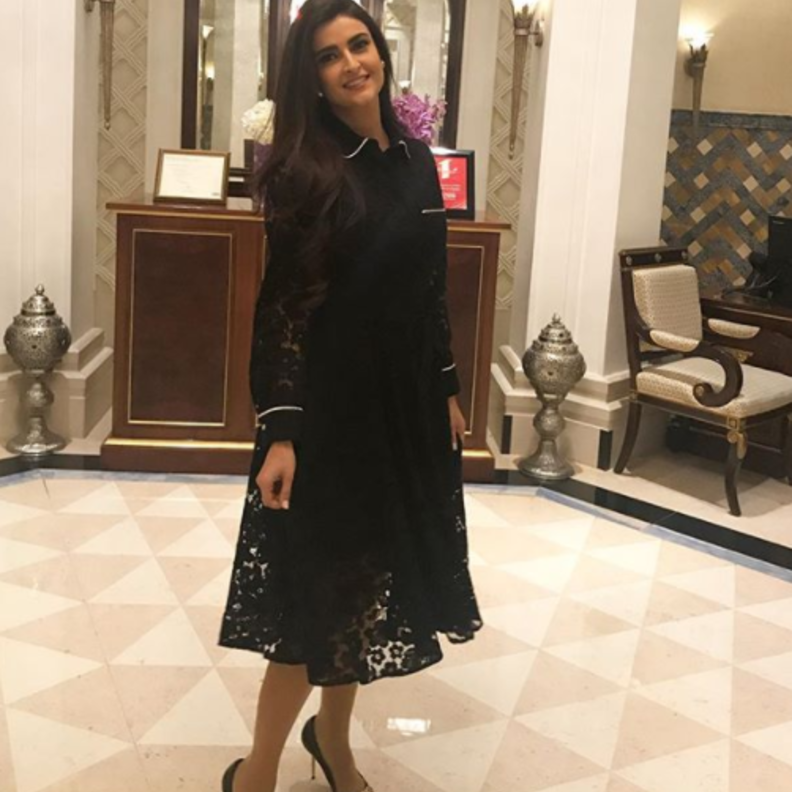 كلاسيكية وأناقة علا الفارس بالأسود.