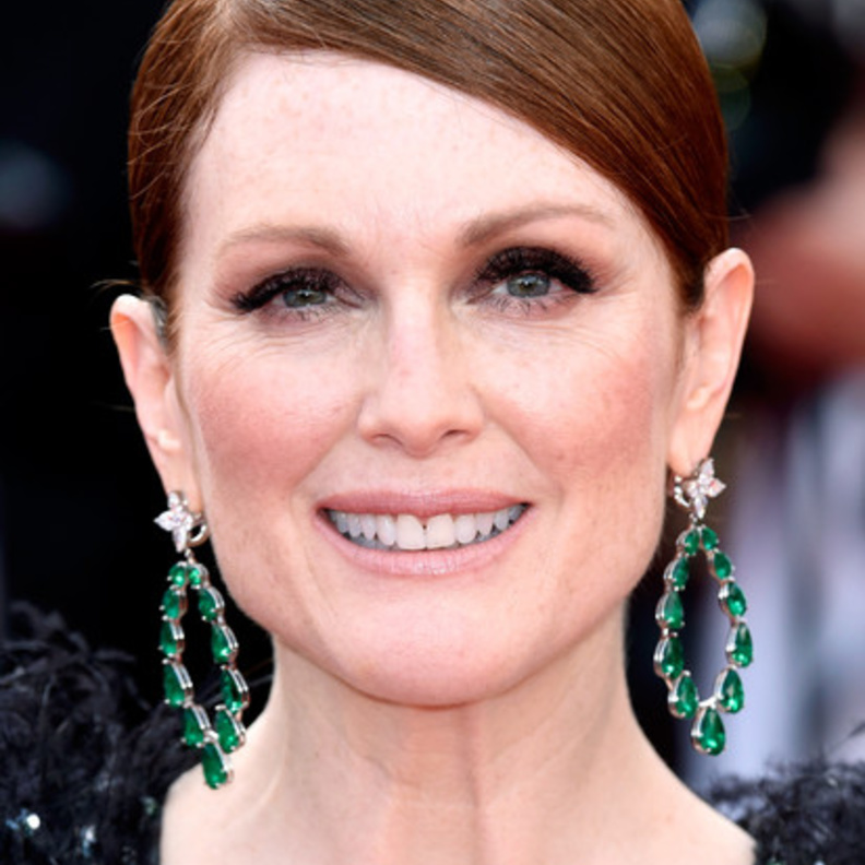 جوليان مور متألقة بأقراط زمرد من شوبارد