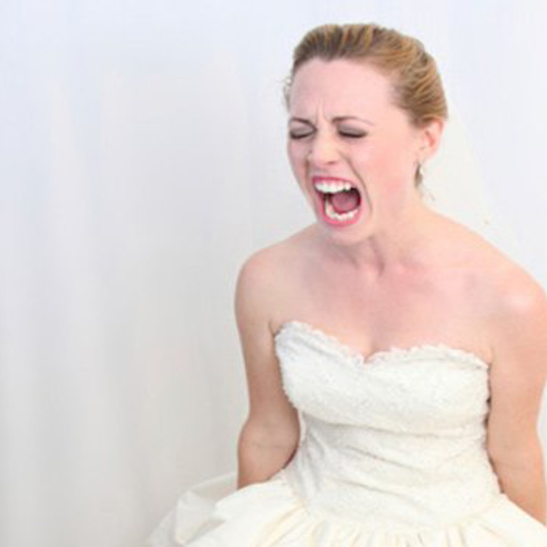 اصيبت العروس بكدمات ورضوض في جسمها