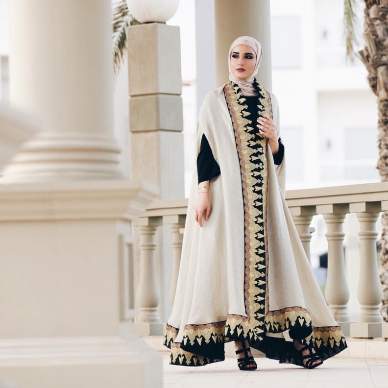 موديلات عبايات سوداء مع الدانتيل الأبيض من دلال الدوب.