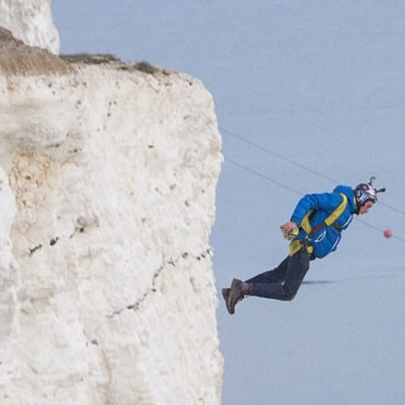 صديق يقفز خلف صديقه بمظلة هوائية من ارتفاع 530 قدم