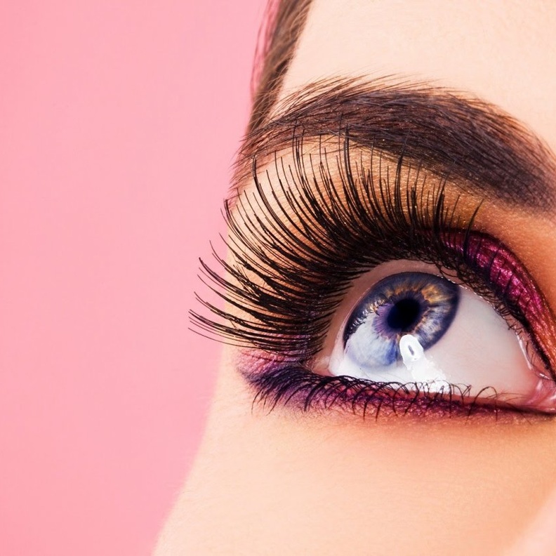 الرموش الكثيفة والطويلة تزيد من جمال العين