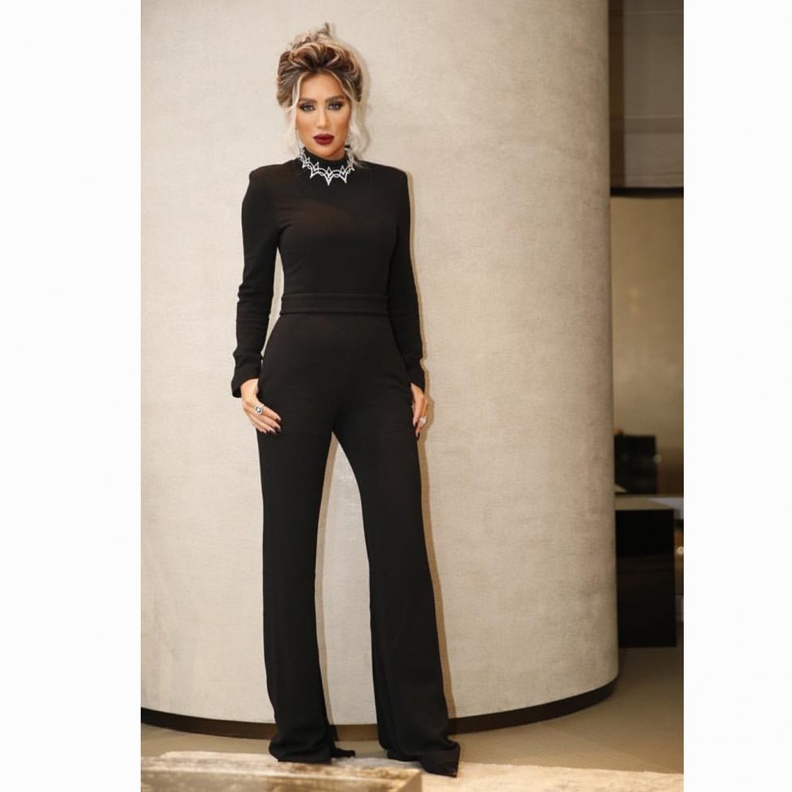 موضة الجمبسوت الواسع والمقلم من اختيار مايا دياب.