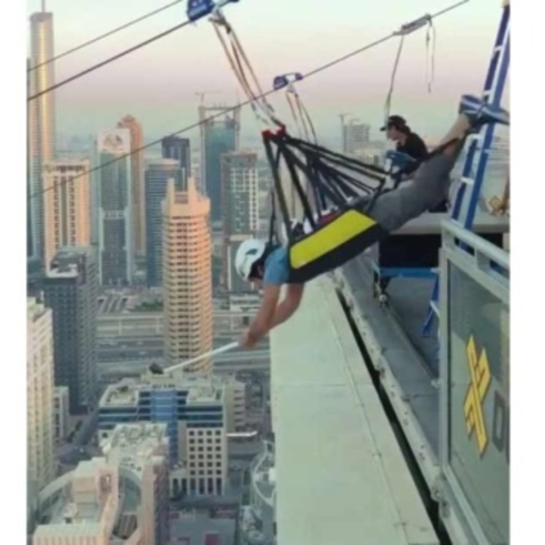 الشيخ حمدان بن محمد يدشن إكس لاين مارينا