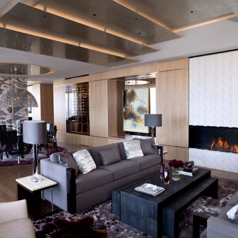 سقف غرفة جلوس يعكس صورة طبيعية.