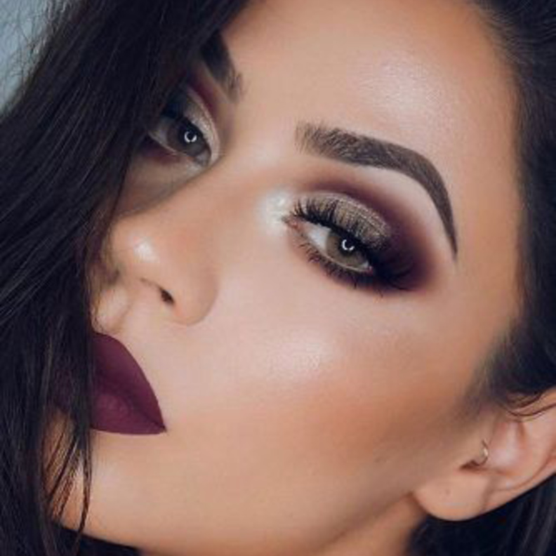 مكياج ماروني مع الآلينر المجنح.