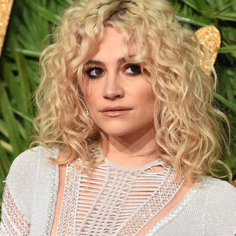 مكياج طبيعي مع الملامح الناعمة باسلوب Stella Maxwell