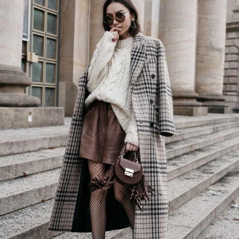 اختاري سويتر طويلة مع بنطلون من الجلد لتحصلي على لوك شبابي مميز