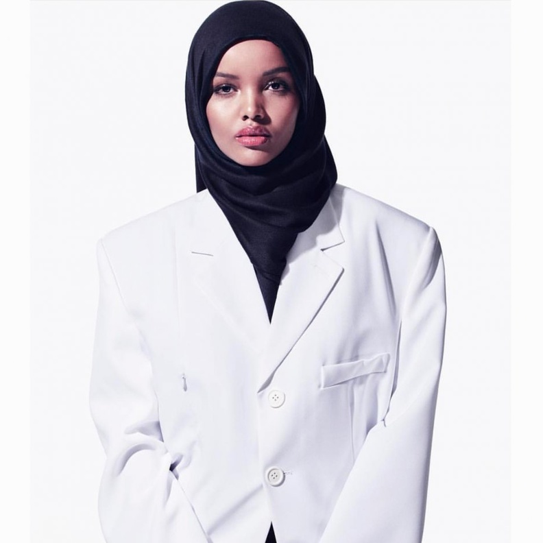 لفات حجاب دائرية بطبقات متعددة على الرقبة