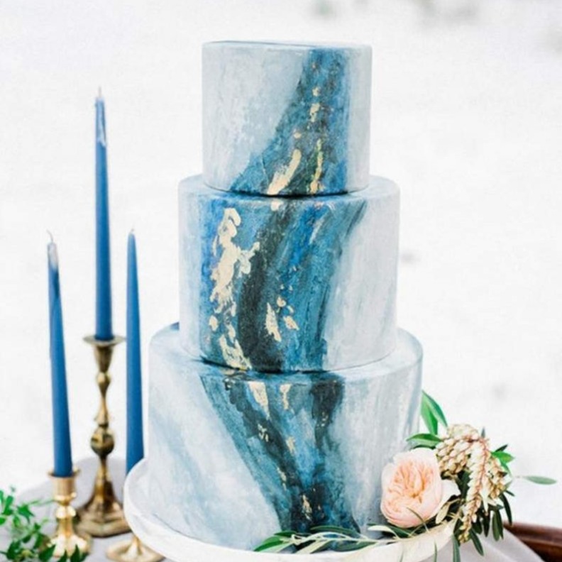 كعكة زفاف زرقاء مع كاب كيك من اللون نفسه