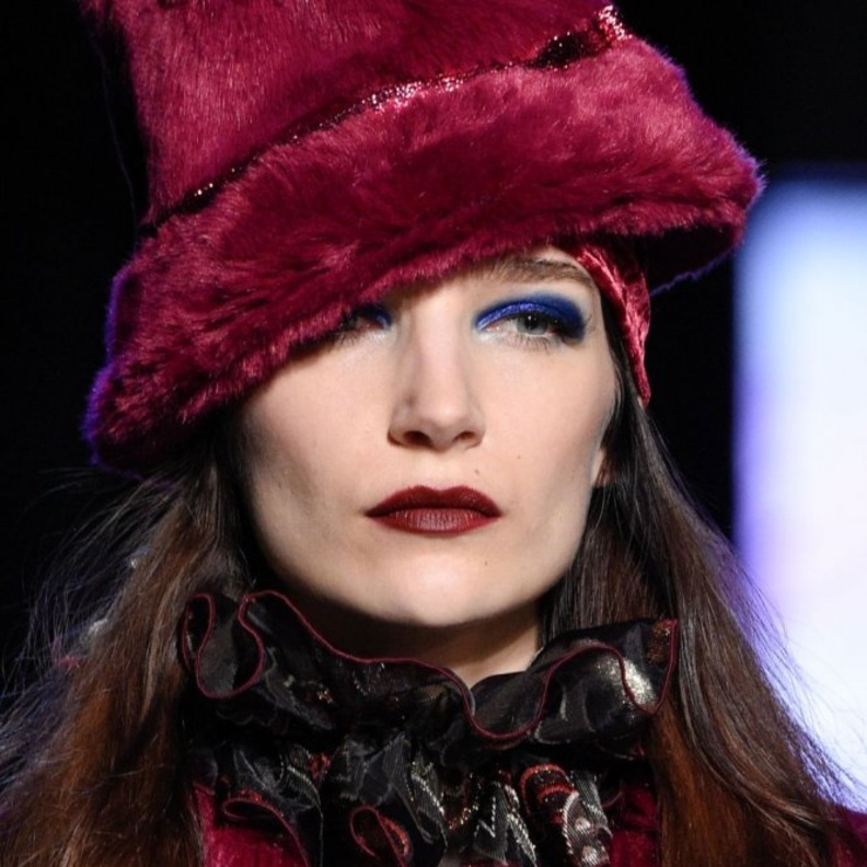 صور اكسسوارات شنط جلدية كبيرة باللون البنفسجي من Altuzarra