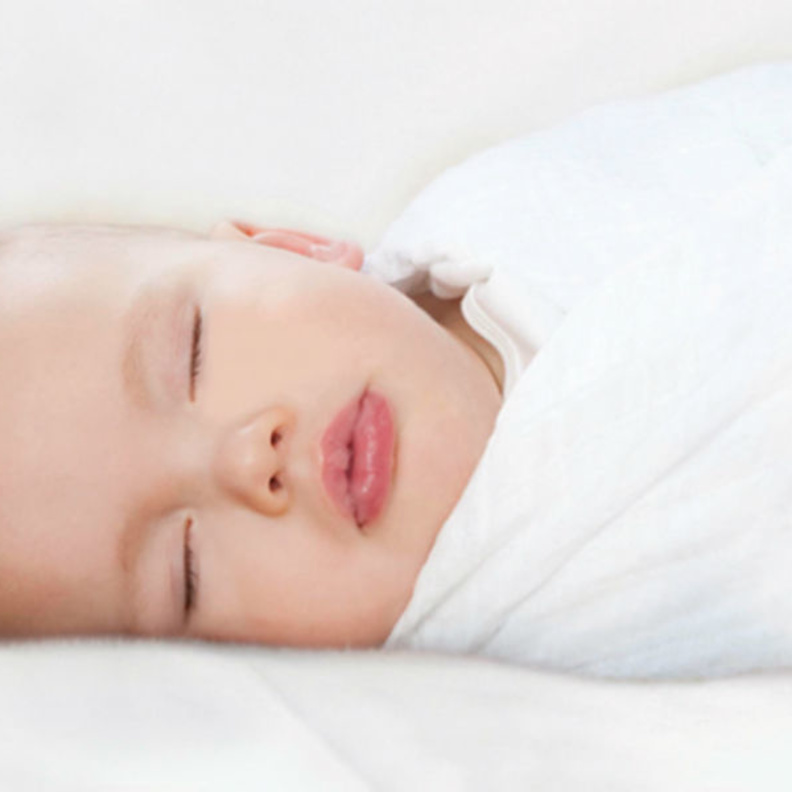 خطوات لف القماط للطفل الرضيع