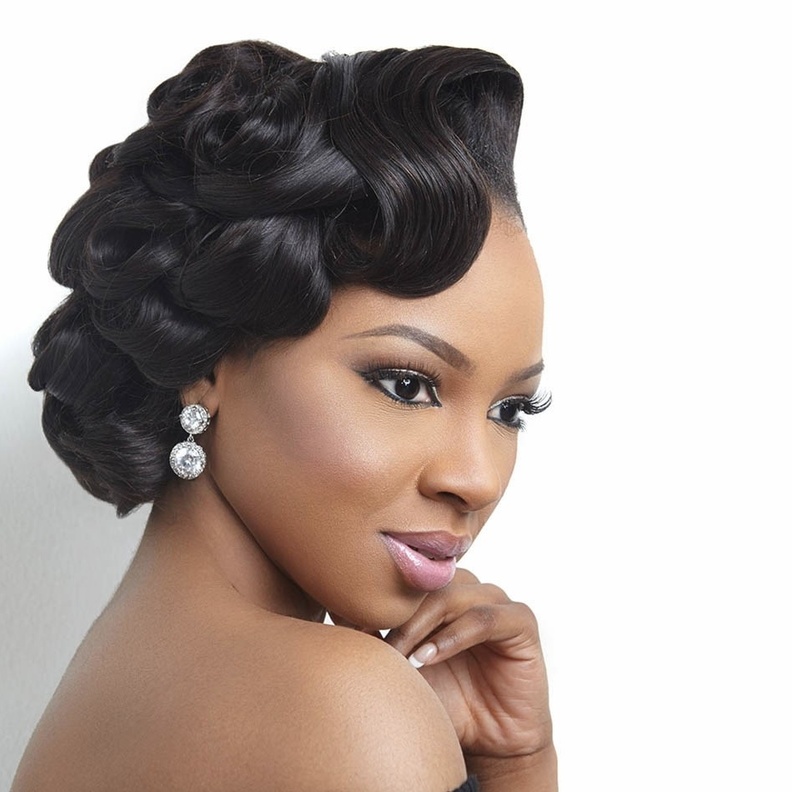 للعروس السمراء قومي بابراز عينيك بالكحل الاسود لتحصلي على نظرة واثقة و مثيرة